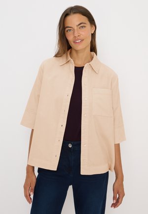 Korte mouwen beige shirt met een knoopsluiting aan de voorkant, een kraag en een borstzak, gemaakt van een lichtgewicht stof en met een ontspannen pasvorm.