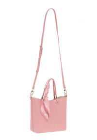 Borsa tote in finta pelle rosa con manico intrecciato, tracolla removibile e un accessorio a sciarpa con pattern. Dotata di hardware color oro.