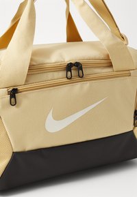 Nike Performance XS DUFFLE 25L UNISEX - Sportska torba - sesame/black/pale ivory