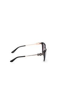 Occhiali da sole neri con finitura lucida, montatura angolare, aste in metallo color oro rosa e dettagli circolari decorativi sulle cerniere.