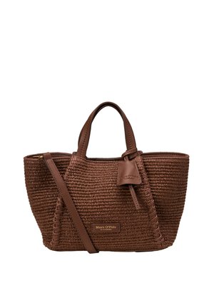 Sac à main tissé marron avec doubles poignées, bandoulière amovible et plaque avec le logo Marc O’Polo sur le devant.
