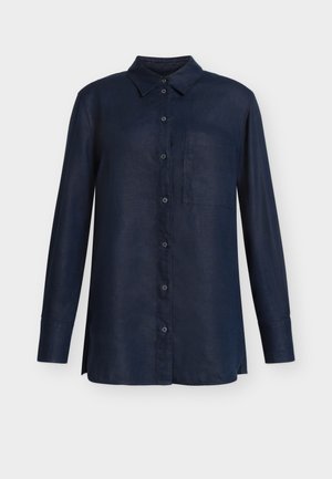 Tmavomodrá košeľa s dlhým rukávom, zapínaná na gombíky, so špicatým golierom a jedným náprsním vreckom, zobrazená na bielom pozadí.