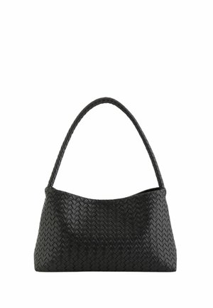 Bolso de hombro de cuero negro con textura tejida y una sola correa, forma trapezoidal con un borde superior curvado.