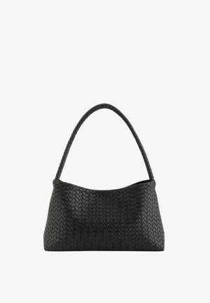 Schwarze Leder-Schultertasche mit gewebter Struktur und einem einzelnen Riemen, trapezförmig mit einer gebogenen oberen Kante.