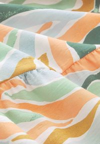 Stoff mit wellenförmigen Streifen in Mintgrün, sanftem Orange, Hellblau und Gold, mit einer leichten, strukturierten Oberfläche.