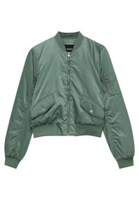 Zelená bomber bunda vyrobená z lesklé tkaniny, s předním zipem, dvěma velkými kapsami s klopou a zipovou kapsou na rukávu.