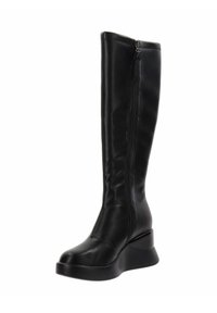 Bota negra hasta la rodilla con un material sintético liso, cierre de cremallera, punta redondeada y un tacón cuña para un soporte elevado.