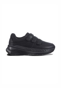 Svart sneaker med två kardborreband, övre del av texturerat tyg, vadderad krage och en kraftig gummisula med ett zigzag-mönster.