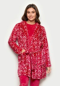 Accappatoio in peluche rosso con cintura, caratterizzato da motivi di cuori e fiocchi bianchi. L'accappatoio ha un colletto a scialle e tasche laterali, offrendo una texture morbida.