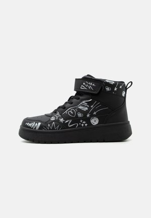 Μαύρο sneaker με ψηλό μέρος, άσπρα σχέδια doodle, παχύ πάτο και λουράκι Velcro, απεικονίζεται σε πλαϊνή όψη σε λευκό φόντο.