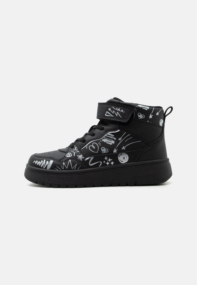 Μαύρο sneaker με ψηλό μέρος, άσπρα σχέδια doodle, παχύ πάτο και λουράκι Velcro, απεικονίζεται σε πλαϊνή όψη σε λευκό φόντο.