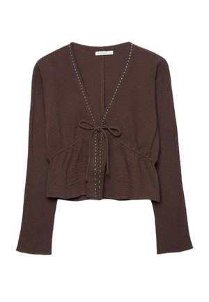 Braune Langarmbluse mit V-Ausschnitt, dekorativen kleinen Nieten entlang des Halsausschnitts und einer vorderen Bindung, mit leicht geraffter Taille.