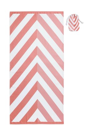 Serviette rectangulaire avec des rayures chevrons roses et blanches et une pochette à cordon assortie avec le même motif.
