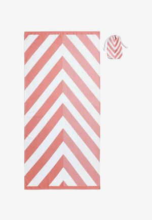 Serviette rectangulaire avec des rayures chevrons roses et blanches et une pochette à cordon assortie avec le même motif.