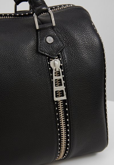 Schwarze, strukturierte Lederhandtasche mit silberfarbener Hardware, einem auffälligen Reißverschluss und dekorativen Nieten entlang der Nähte.
