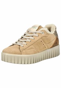 Sneaker in suede beige con suola in gomma texturizzata, lacci grigio chiaro, interno imbottito e un accentuato motivo sul tallone.