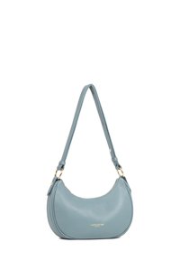 Sac à main en cuir bleu clair avec une forme incurvée, arborant un logo et des ferrures dorées, et une seule bandoulière réglable. Surface texturée.
