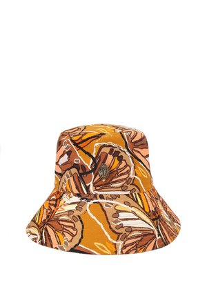 Emmerhoed met abstracte oranje, bruine en beige bladerenpatronen en een klein metalen handvormig embleem aan de voorkant.