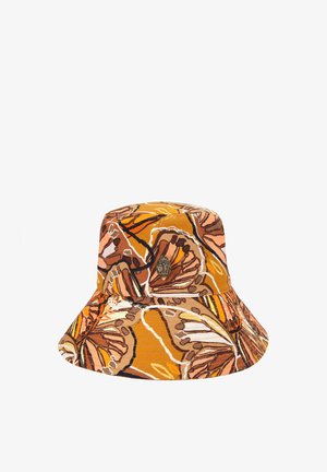 Kapelusz typu bucket z abstrakcyjnymi wzorami przypominającymi liście w kolorach pomarańczowym, brązowym i beżowym oraz małym metalowym emblem tem w kształcie dłoni z przodu.