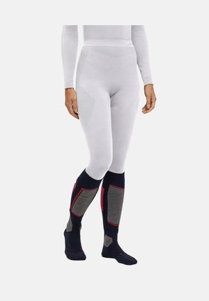 Leggings termici bianchi con una cintura testurizzata, abbinati a calze blu fino al ginocchio con pannelli grigi e accenti rossi.