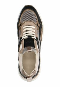 Sneaker met een bovenwerk van mesh in beige en zwart, voorzien van een witte vetersluiting en een gewatteerde kraag, textuuraccenten en een rubberen zool.