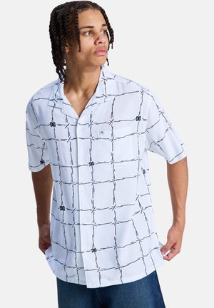 Koszula na guziki z krótkim rękawem w jasnoniebieskim kolorze z czarnym wzorem w kratę. Posiada kieszeń na lewej piersi i luźny krój. Materiał z mieszanki bawełny.