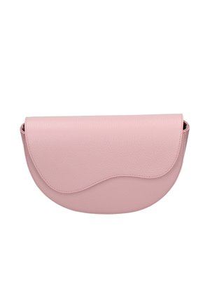 Pochette en cuir rose avec rabat incurvé et couture visible sur fond blanc.