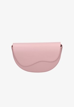 Pochette en cuir rose avec rabat incurvé et couture visible sur fond blanc.
