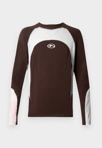 Μακριμάνικο πουκάμισο σε σκούρο καφέ με ανοιχτό γκρι λεπτομέρειες από δίχτυ. Διαθέτει στρογγυλή λαιμόκοψη και λογότυπο στο στήθος. Υλικό από βαμβακερό μείγμα.