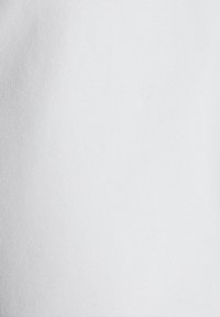 Weißer Stoff mit einer glatten Textur, der eine subtile, gleichmäßige Webart aufweist. Keine Muster oder sichtbaren Details. Einheitliches Erscheinungsbild.