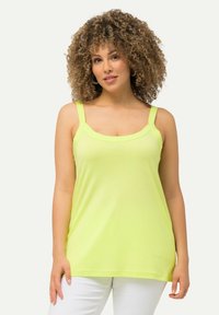 Limegrünes Tanktop mit dünnen Trägern, Rundhalsausschnitt und lockerer Passform. Hergestellt aus weichem Stoff, zeichnet sich durch eine glatte Textur und einen lässigen Stil aus.