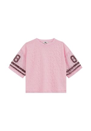 Chemise rose clair à manches courtes avec motif en dentelle florale, rayures foncées et numéro huit imprimé sur chaque manche.