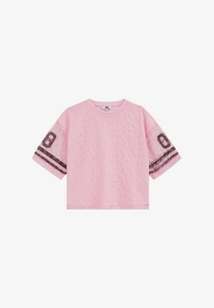 Camisa rosa claro de manga corta con estampado de encaje floral, rayas oscuras y el número ocho impreso en cada manga.