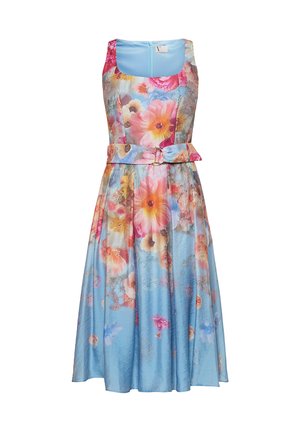 Sukienka midi bez rękawów w niebieskim tle, z dużym różowo-pomarańczowym kwiatowym nadrukiem, dopasowaną talią i pasem z tego samego materiału z klamrą.