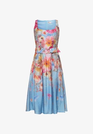 Sukienka midi bez rękawów w niebieskim tle, z dużym różowo-pomarańczowym kwiatowym nadrukiem, dopasowaną talią i pasem z tego samego materiału z klamrą.