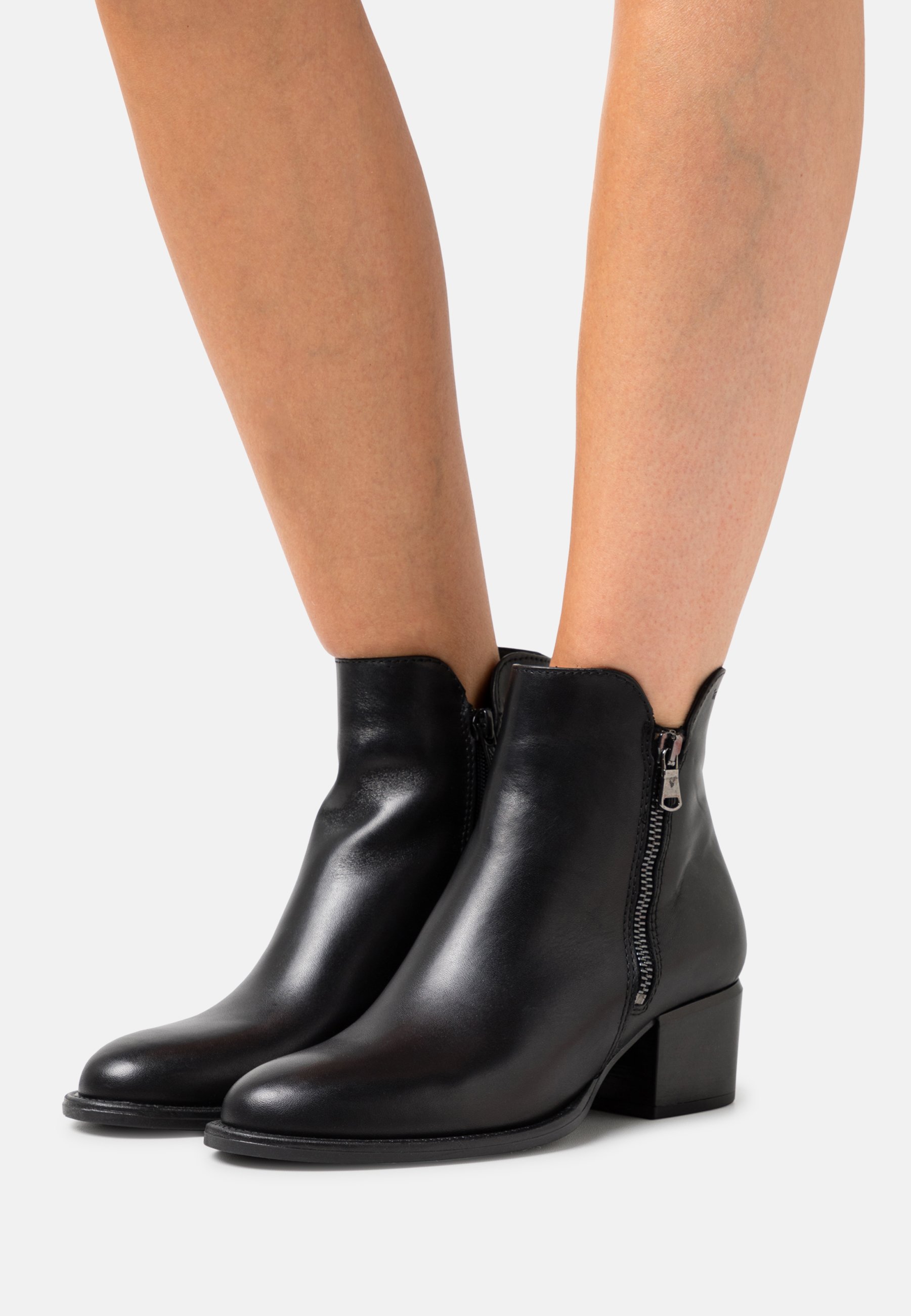 bandolino open toe heels