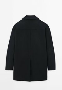 Manteau noir à manches longues avec col, fente au dos et design épuré et minimaliste, vu de dos sur fond blanc.