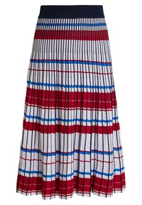 Rode en blauwe gestreepte geplooide rok met een brede marineblauwe tailleband. Heeft verticale lijnen en afwisselende gekleurde banden op een witte achtergrond.