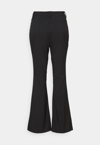 Pantalon noir évasé taille haute avec passants de ceinture et poches arrière, présenté sur un fond gris clair uni.