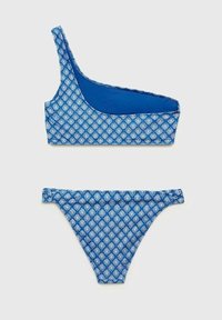 Modri bikinijski set s potiskanimi zgornjim delom z enim naramnicom in ujemajočimi se nizkimi hlačkami. Material je gladek s cvetličnim vzorcem.