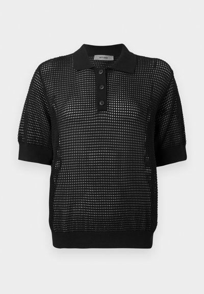 Mustan lyhythihaisen paidan, jossa on teksturoitu verkkomuotoilu, kolme nappia kauluksessa ja resorit hihoissa sekä helmassa.
