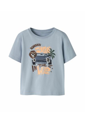 Hellblaues Kinder-T-Shirt mit Safari-Motiv, das einen Löwen, Jeep, Palmenbaum und den Text "Roarrrr! Safari in der Wildnis" zeigt.