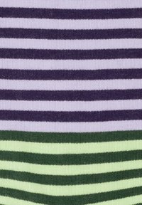 Tela de algodón a rayas con líneas alternas en púrpura oscuro, púrpura claro, verde y verde pálido, que muestra una textura suave y un diseño consistente.