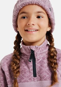Helllila Fleece-Pullover mit Viertelreißverschluss und geometrischem Muster. Das Kind trägt eine passende helllila Strickmütze.