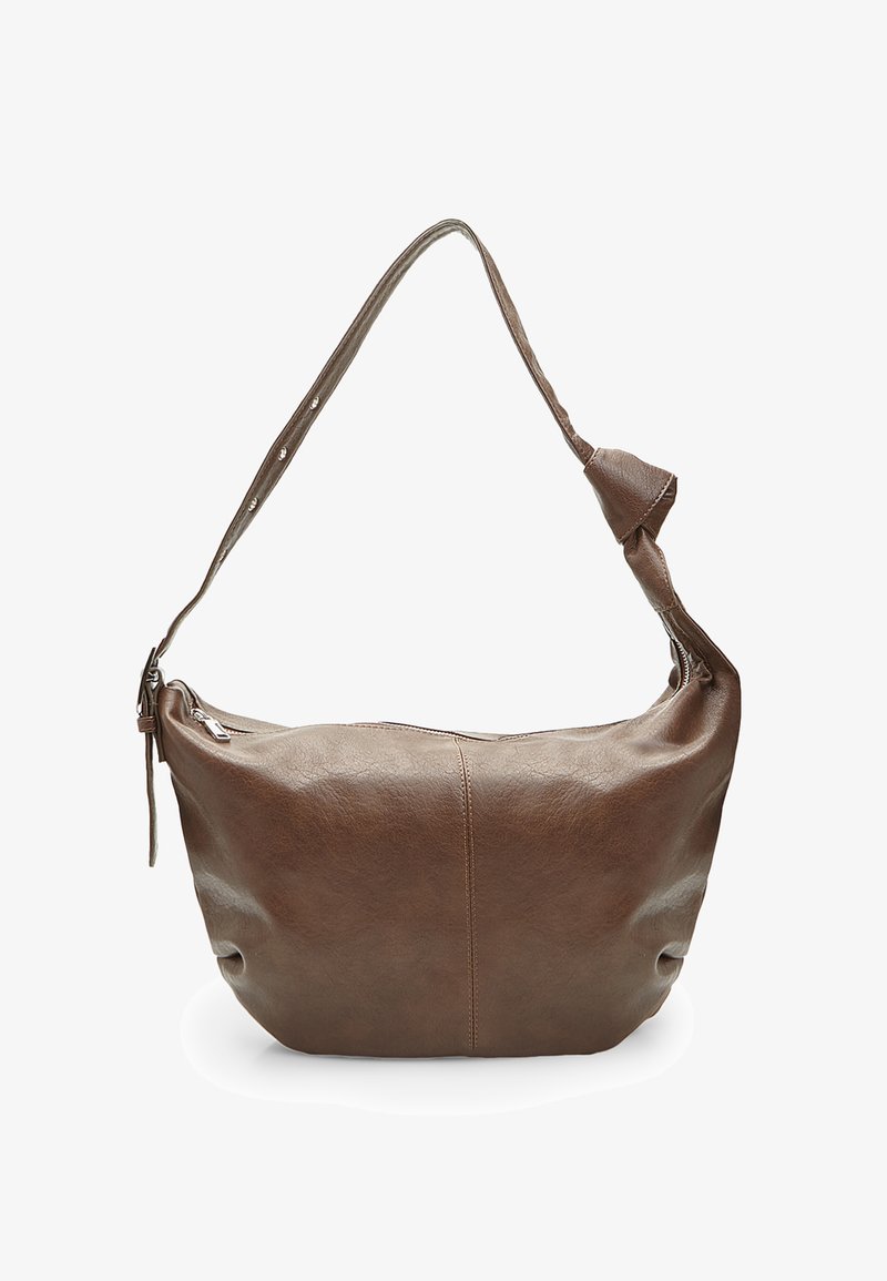 Barna bőrtáska, ívelt formával, széles pánttal és cipzáros záródással. A felülete sima, jól látható varrásokkal.