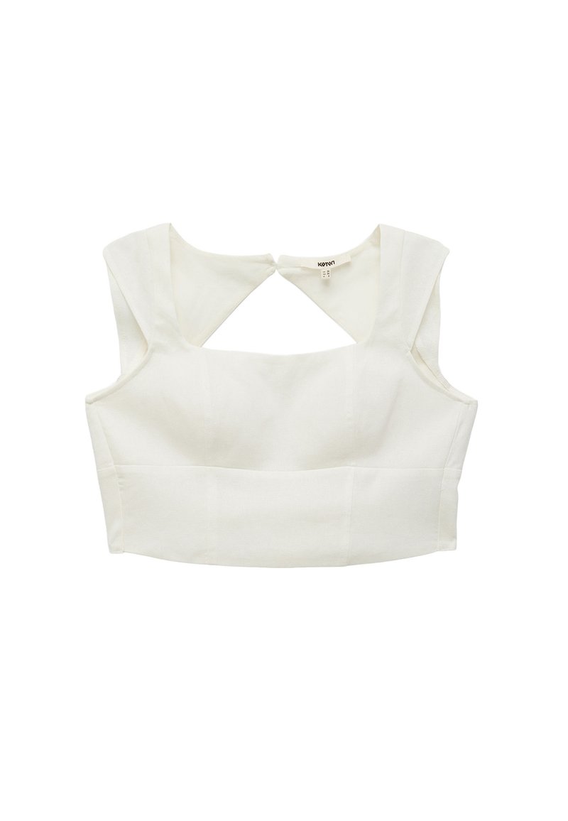 Witte cropped top met een gestructureerd ontwerp, voorzien van brede schouderbanden en een sleutelgatuitsparing aan de achterkant. Gladde textuur, geen patronen.