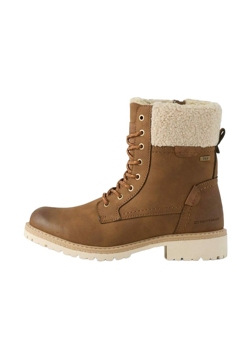 Botte de cheville à lacets marron avec doublure en fausse fourrure, dessus en cuir lisse et semelle en caoutchouc texturé léger. Présente des œillets en métal et un détail de logo.