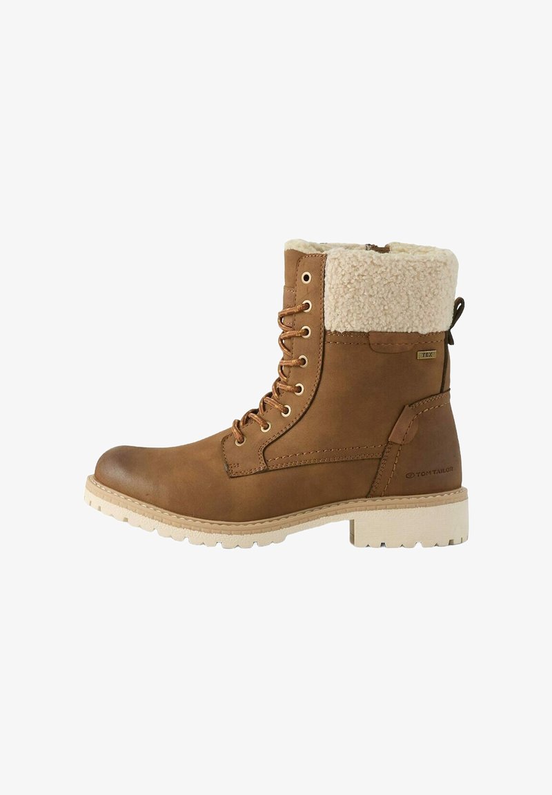 Braune Schnürstiefelette mit Kunstfellfutter, glattem Lederobermaterial und leichter, strukturierten Gummisohle. Verfügt über Metallösen und ein Logomanagement.