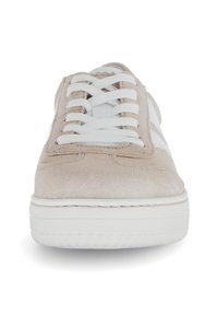 Beige suède sneaker met witte veters, een witte tussenzool en drie witte zijstrepen. Gecodeerde zool en gestikte accenten op het bovenwerk.