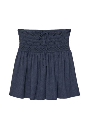 Gonna blu scuro lavorata a maglia con ampio cinturone testurizzato caratterizzato da motivo a trecce e coulisse, tessuto plissettato sotto la vita.